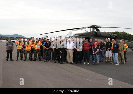 In Pennsylvania esercito nazionale Guard aviatori e membri di varie organizzazioni civili tra cui la gestione di emergenza personale, Pennsylvania Polizia di Stato, della Civil Air Patrol, personale di pronto soccorso e altri operatori di primo soccorso stanno fianco a fianco per una foto di gruppo dopo una joint aviation esercizio presso il Penn Valley Airport in Selinsgrove, Snyder County, Pa. sett. 8, 2018. L'esercizio previsto il civile partecipanti con l'apprendimento pratico sul UH-60 Blackhawk elicottero, nel caso in cui essi dovrebbero essere i primi ad arrivare sulla scena ad un potenziale crash site della Pennsylvania esercito compit Foto Stock