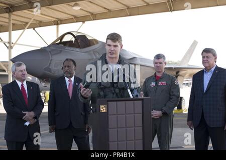 Il cap. Richard 'Lancer" Brennan, una F35 pilota alla Eglin AFB, FL, parla durante la F35 Conferenza stampa, Sett. 7, 2018 in campo Dannelly, Ala. La F-35 è stato al campo Dannelly Per Red Tails oltre Montgomery Air Show. Foto Stock