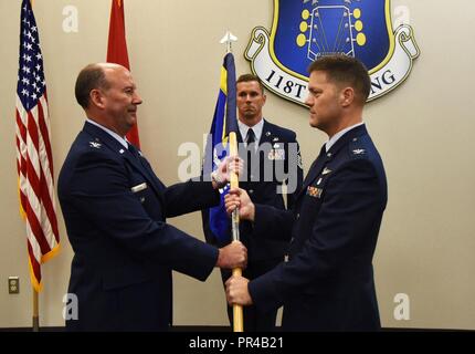 Col. Peter Geleskie, Chirurgo di volo per la 118a Medical Group, riceve il gruppo di guida sulla bandiera da Col. James Hagar, vice comandante dell'ala 118a, in un cambiamento di cerimonia di comando sul Sett. 9, 2018 presso Berry settore Air National Guard Base, Nashville, Tennessee. Geleskie ha assunto il comando del gruppo dall'out-andando commander, Col. Joseph Benson. Foto Stock