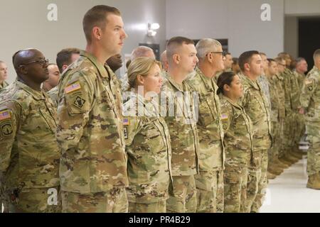 Soldati dal 3° Battaglione, 397 osservatore pullman/Trainer reggimento, stand alla sfilata di riposo durante un cambio del comando cerimonia in occasione della 83a Divisione di Fanteria Memorial U.S. La riserva di esercito nel centro di Whitehall, Ohio, Sett. 9, 2018. Durante la cerimonia, Lt. Col. William G. Hagedorn, il comandante uscente della terza Bn., 397 OC/T Regt., rinunciato il suo comando di Lt. Col. Kevin Manley. Foto Stock