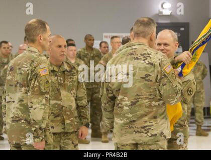 Lt. Col. William G. Hagedorn, il comandante uscente del 3° Battaglione, 397 osservatore pullman/Trainer reggimento, passa il suo flag comandi al Col. Marinkovich C. Dragomir, comandante di brigata 1a, 86a Divisione di formazione, durante un cambio del comando cerimonia in occasione della 83a Divisione di Fanteria Memorial U.S. La riserva di esercito nel centro di Whitehall, Ohio, Sett. 9, 2018. Lt. Col. Kevin A. Manley, il comandante in entrata del terzo Bn., 397 OC/T Regt., riceve la bandiera del suo nuovo battaglione. Foto Stock