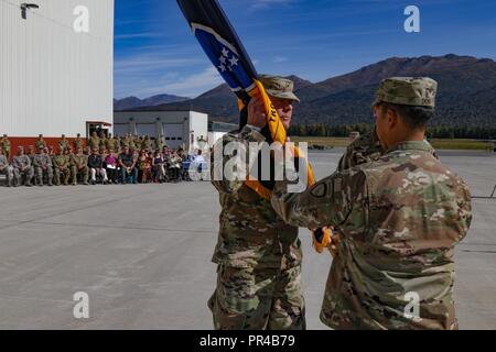 Alaska esercito nazionale Guard Col. Wayne Don, comandante uscente, passa colori unità fino a Briga. Gen. Giuseppe Streff, Alaska esercito nazionale Guard commander, come egli si abbandona il comando in corrispondenza di una Guardia nazionale appendiabiti su base comune Elmendorf-Richardson, Alaska, Sett. 9, 2018. Foto Stock