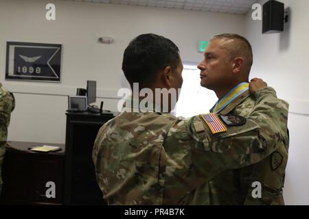 Brig. Gen. Giuseppe Streff, Alaska esercito nazionale Guard commander, presenta Col. Don Wayne, un servizio meritevole medaglia per il suo servizio mentre al comando della trentottesima truppa il comando in corrispondenza di una Guardia nazionale appendiabiti su base comune Elmendorf-Richardson, Alaska, Sett. 9, 2018. Foto Stock