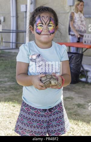 Una giovane ragazza mostra al di fuori di una delle tartarughe situato nel giardino zoologico a carnevale durante il 2018 Extreme Rodeo a bordo Marine Corps base logistica Barstow, California, Sett. 8. Foto Stock