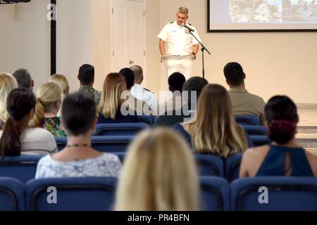 NAS Key West Chief Petty Officer Selectees tenuto un 9/11 ricordo cerimonia al Parco Sigsbee dotate di una sequenza temporale degli avvenimenti della giornata e di un discorso di Comandante Capt. Bobby Baker. Foto Stock