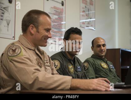 Stati Uniti Air Force Tenente Colonnello Kristian Thiele, Texas Air National Guard F-16 il valutatore e il rifornimento di aria Mobile Training membro del team, ed Egiziano F-16 piloti a prepararsi per la simulazione di una missione di volo durante la brillante stella 2018 al Cairo West Air Base, Egitto, 10 settembre 2018. BS 2018 è un simbolo importante del rapporto di lunga data tra i militari statunitensi e l'Egiziano delle Forze Armate. Foto Stock