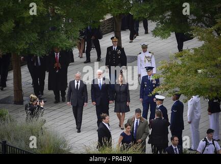 (Da sinistra a destra) U.S. Il Segretario della Difesa James N. Mattis, Vice Presidente degli Stati Uniti Michael Pence, e seconda Lady Karen Sue Pence a piedi per il podio all'inizio del 9/11 osservanza cerimonia al Pentagono a Washington, D.C., Sett. 11, 2018. Centinaia di membri della famiglia, i membri del servizio, dipendenti, veterani e illustre ospite si riuniscono per riflettere sulla vita persi durante gli attacchi sul Sett. 11, 2001. Foto Stock