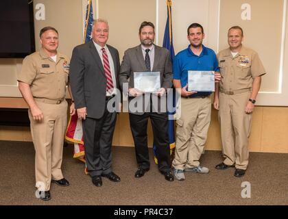 Città di Panama, Florida - Alta temperatura magnete superconduttore Team è presentato un Warfare Center Award dal comandante, navale di guerra di superficie posteriore centrale di Adm. Tom Anderson, USN, Sett. 6, 2018. Nella foto da sinistra a destra: NSWC Panama City (divisione PCD) Comandante Capt. Aaron Peters, USN, NSWC PCD Direttore Tecnico ed Stewart (SES), Randall Horne, Paolo Wray, posteriore Adm. Tom Anderson, USN. Stati Uniti Navy Foto Stock