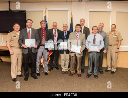 Città di Panama, Florida - La superficie navale Warfare Center Panama City (divisione PCD NSWC) avanzata tecnologia navale Esercizio (ANTX) team è presentato il mare navale Comando Sistemi Warfare centri premio di collaborazione dal comandante, NSWC Adm posteriore. Tom Anderson, USN, Sett. 6, 2018. Nella foto da sinistra a destra: NSWC PCD Comandante Capt. Aronne. Peters, Jason Fraioli, Russell Pastore, NSWC PCD Direttore Tecnico ed Stewart (SES), Christopher Velkey, Fredric Strynar, Daniel Kucik, John Allen, Donald McCall, e comandante, NSWC Adm posteriore. Tom Anderson. Stati Uniti Navy Foto Stock