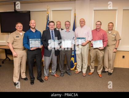 Città di Panama, Florida - La quinta urbana Generation Marino avanzata tecnologia navale esercizio di team di pianificazione è presentato un Warfare Center Award dal comandante, navale di guerra di superficie posteriore centrale di Adm. Tom Anderson, USN, Sett. 6, 2018. Nella foto da sinistra a destra: NSWC Panama City (divisione PCD) Comandante Capt. Aaron Peters, USN, NSWC PCD Direttore Tecnico ed Stewart (SES), Kevin Barron, Richard Byers, David Hamon, Russ Terrell, Michael Thompson, posteriore Adm. Tom Anderson, USN. Stati Uniti Navy Foto Stock