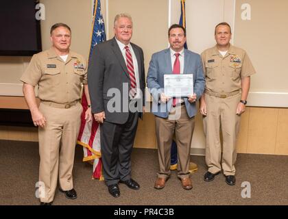 Città di Panama, Florida - Randall Whitehead è presentato il centro di guerra Corpo della Marina degli Stati Uniti la collaborazione premio per il Team dal comandante, navale di guerra di superficie posteriore centrale di Adm. Tom Anderson, USN, Sett. 6, 2018. Nella foto da sinistra a destra: NSWC Panama City (divisione PCD) Comandante Capt. Aaron Peters, USN, NSWC PCD Direttore Tecnico ed Stewart (SES), Randall Whitehead, posteriore Adm. Tom Anderson, USN. Stati Uniti Navy Foto Stock