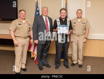 Città di Panama, Florida - Jose Velez è presentata la Alan J. Dean Talent Management Award dal comandante, navale di guerra di superficie posteriore centrale di Adm. Tom Anderson, USN, Sett. 6, 2018. Nella foto da sinistra a destra: NSWC Panama City (divisione PCD) Comandante Capt. Aaron Peters, USN, NSWC PCD Direttore Tecnico ed Stewart (SES), Jose Velez, posteriore Adm. Tom Anderson, USN. Stati Uniti Navy Foto Stock