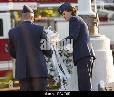 Col. Leslie Maher, 375 Aria Mobilità Wing Commander e Airman 1. Classe Dylan estati, 375 Ingegnere Civile Squadron pompiere, deporre una corona durante un 9/11 cerimonia commemorativa, Sett. 11, 2018 a Scott Air Force Base, Illinois. La corona è stata destinata per onorare le vittime di 2,996 del 2001 attacchi terroristici. Foto Stock