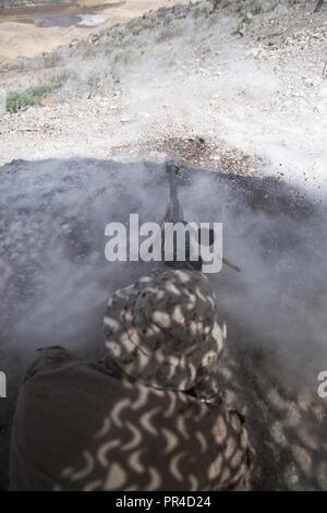 Gibuti (sett. 10, 2018) lancia Cpl. Austin Lacross, un assistente di team leader assegnato alla sede centrale e la società di servizio, Battaglione Team di atterraggio 3/1, 13 Marine Expeditionary Unit, incendi un M107 .calibro 50 Applicazioni Speciali fucile con mirino a una precisione incendio campo durante il teatro di combattimento anfibio le prove (TACR) 18. Guidato da Naval Amphibious vigore, Task Force 51/5th Marine Expeditionary Brigade, TACR integra U.S. Navy e Marine Corps patrimonio alla pratica e provare una gamma di combattimento critico-relative capacità disponibili negli Stati Uniti. Comando centrale, sia a galla e a riva, per promuovere sta Foto Stock