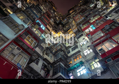 Guardando il denso le condizioni di vita di appartamenti in Hong Kong Foto Stock