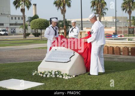 SIGONELLA, Sicilia (sett. 11, 2018) Chief petty officer selectees svela un nuovo monumento dedicato alla memoria di coloro che hanno perso la loro vita su United Airlines volo 93 durante un 9/11 ricordo cerimonia alla Naval Air Station (NAS Sigonella). NAS Sigonella è un funzionamento a terra base che consente a Stati Uniti, alleati e partner le forze della nazione di essere dove sono necessari e quando essi sono necessari per garantire la sicurezza e la stabilità in Europa, Africa e Asia sud-ovest. Foto Stock