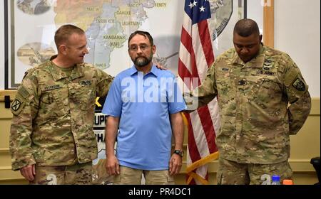 (Da sinistra) Area Support Group - Afghanistan (ASG-A) comandante Col. Jacob Peterson si erge con il Dipartimento dell'esercito Ron civile Kendall e ASG-un comando Sgt. Principali Lloyd Moore. Kendall è stato premiato il migliore servizio civile medaglia, medaglia della NATO e la guerra globale al terrorismo medaglia di servizio sett. 10 per un servizio eccezionale per ASG-A. Kendall è stato assegnato a ASG-A su un anno di distribuzione tramite il Dipartimento della Difesa civili Expeditionary programma che implementa il personale a supporto delle operazioni militari. Prima di riassegnare agli Stati Uniti nel settembre 2018, Kendall è servita come sit Foto Stock