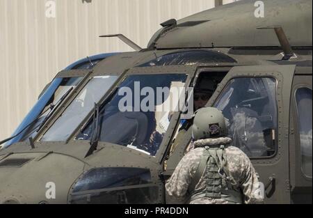 Stati Uniti I soldati dell esercito assegnati al 5° Battaglione (supporto generale), 159Reggimento aviazione spostare un UH-60 Black Hawk in preparazione per l'uragano Florence a base comune Langley-Eustis, Virginia, Sett. 11, 2018. A causa dell'uragano, JBLE attività vengono memorizzate in modo sicuro o inviato a un rifugio sicuro le posizioni. Foto Stock