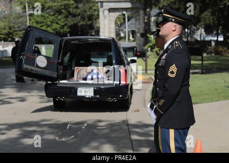 Membri della Georgia esercito nazionale militare di guardia gli onori funebri team preparano per trasferire i resti del 2° Lt. William B. Cox, 403Gruppo di bombardamento, United States Army Air Corps, sul Sett. 12, 2018 a Marietta Cimitero Nazionale, Marietta, Ga. Cox è stato ucciso in azione durante la seconda guerra mondiale e i suoi resti sono stati identificati attraverso il test del DNA e restituiti per internamento presso il cimitero nazionale. Esercito degli Stati Uniti Guardia Nazionale Foto Stock