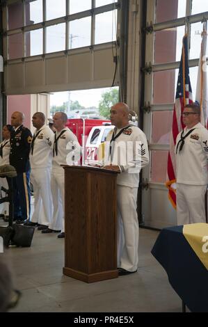 SAN ANTONIO (sett. 11, 2018) capo (Seleziona) Master-at-Arms Michaellee Mallare, un marinaio assegnato alla Marina Operations Support Center (NOSC) San Antonio, offre osservazioni personali durante un 9/11 memoriale di servizio a San Antonio il reparto antincendio stazione antincendio #4. Foto Stock