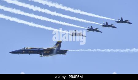 PENSACOLA, Florida. (Sett. 12, 2018) Lt. La Cmdr. Brandon Hempler, opponendosi pilota solo per gli Stati Uniti Navy dimostrazione di volo squadrone, Blue Angels, esegue la Sneak passano mentre i piloti di Diamante eseguire il rotolo di Echelon manovra durante una dimostrazione pratica alla Naval Air Station (NAS) Pensacola. Il Blue Angels sono programmati per eseguire più di 60 dimostrazioni di più di 30 sedi negli Stati Uniti e in Canada nel 2018. Foto Stock