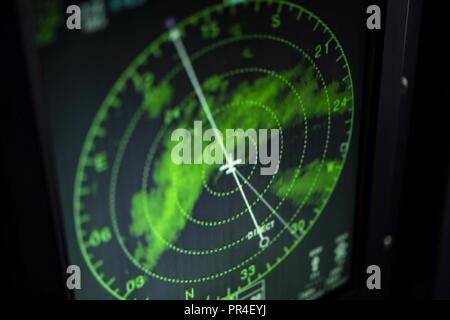 Il radar doppler a bordo di una HC-130J Hercules come si vola attraverso l'uragano Florence, savana Air National Guard Base, savana, GA Aeroporto, 12 settembre 2018. Gli Stati Uniti Air Force Reserve 53rd Meteo squadrone di ricognizione, o cacciatori di uragano, sta conducendo una tempesta di tasking missione in uragano Florence, attualmente una categoria 4 tempesta. Il multitasking consente di critica e tempestiva dei dati meteo per il National Hurricane Center per aiutare a fornire informazioni aggiornate e accurate per storm previsioni. Foto Stock