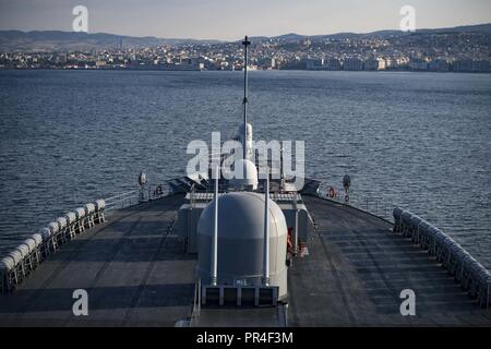 Salonicco, Grecia (sett. 10, 2018) Il Blue Ridge-class di comando e di controllo nave USS Mount Whitney (LCC 20) ancore al largo della costa di Salonicco, Grecia, Sett. 10, 2018. Il Monte Whitney, distribuita a Gaeta, Italia, opera con un equipaggio combinato di U.S. I marinai della marina militare e Sealift comando servizio civile naviganti. Foto Stock