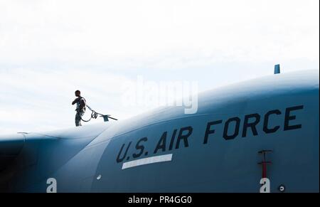 Airman 1. Classe Corano Torello, 437th Manutenzione aeromobili squadrone capo equipaggio assegnati a base comune, Charleston S.C., ispeziona un C-17 Globmaster III all'arrivo a Scott Air Force Base, Ill., Sett. 12, 2018. Dieci C-17's da JBC è venuto a Scott AFB in anticipo di uragano Firenze. Foto Stock