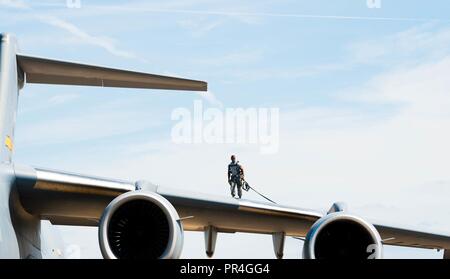 Airman 1. Classe Corano Torello, 437th Manutenzione aeromobili squadrone capo equipaggio assegnati a base comune, Charleston S.C., ispeziona un C-17 Globmaster III all'arrivo a Scott Air Force Base, Ill., Sett. 12, 2018. Dieci C-17's da JBC è venuto a Scott AFB in anticipo di uragano Firenze. Foto Stock