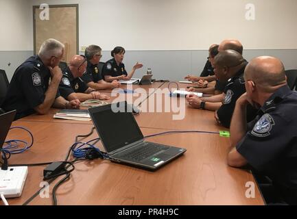 Casey Durst, il CBP portare campo Coordinatore per la regione 3, ascolta un briefing di stato da Incident Commander Mark Laria e personale in Norfolk, Virginia, 12 settembre 2018. Foto Stock