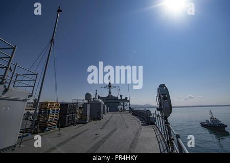 Salonicco, Grecia (sett. 14, 2018) Il Blue Ridge-class di comando e di controllo nave USS Mount Whitney (LCC 20) si diparte Salonicco, Grecia, Sett. 14, 2018. Il Monte Whitney, avanti- distribuito a Gaeta, Italia, opera con un equipaggio combinato di U.S. I marinai della marina militare e Sealift comando servizio civile naviganti. Foto Stock