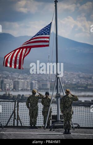 Salonicco, Grecia (sett. 14, 2018) i marinai a bordo del Blue Ridge-class di comando e di controllo nave USS Mount Whitney (LCC 20) colori di cambio in quanto la nave parte Salonicco, Grecia, Sett. 14, 2018. Il Monte Whitney, distribuita a Gaeta, Italia, opera con un equipaggio combinato di U.S. I marinai della marina militare e Sealift comando servizio civile naviganti. Foto Stock