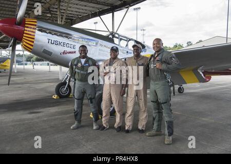 Il Mag. Paolo "Loco" Lopez, U.S. Air Force F-22 Raptor dimostrazione comandante del team e pilota, Keith Charlot, un fotografo di aviazione, Bradford Lang, un figlio di Tuskegee Airman e pilota con Commemorative Air Force e il Mag. Ricca 'Sheriff" la pace, un F-16 Fighting Falcon istruttore pilota con il 100th Fighter Squadron, pongono di fronte a un P Mustang sett. 6, 2018 in campo Dannelly, Ala. Lopez, volare un F-22, Lang, volare un P-51 e Pace volare un F-16 eseguito un volo legacy su Tuskegee, Ala. in onore dell'eredità di Tuskegee. Foto Stock