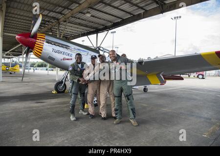 Il Mag. Paolo "Loco" Lopez, U.S. Air Force F-22 Raptor dimostrazione comandante del team e pilota, Keith Charlot, un fotografo di aviazione, Bradford Lang, un figlio di Tuskegee Airman e pilota con Commemorative Air Force e il Mag. Ricca 'Sheriff" la pace, un F-16 Fighting Falcon istruttore pilota con il 100th Fighter Squadron, pongono di fronte a un P Mustang sett. 6, 2018 in campo Dannelly, Ala. Lopez, volare un F-22, Lang, volare un P-51 e Pace volare un F-16 eseguito un volo legacy su Tuskegee, Ala. in onore dell'eredità di Tuskegee. Foto Stock