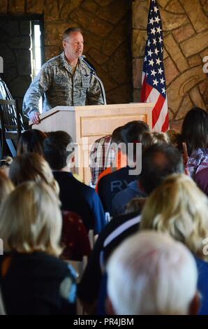 Brig. Gen. Darwin Craig, il direttore del personale congiunto per la Utah Guardia Nazionale affronta i soldati e le loro famiglie durante una cerimonia di congedo per l'Ingegnere 115facilità di distacco, 204th manovra Brigata Enhancement, 9 settembre 2018 prima della loro partenza per una distribuzione all'estero. La cerimonia di congedo ha dato i soldati del 115EFD uno più tempo per dire addio alla famiglia e gli amici prima di distribuire a Camp Arifjan in Kuwait per i prossimi dieci mesi. Foto Stock