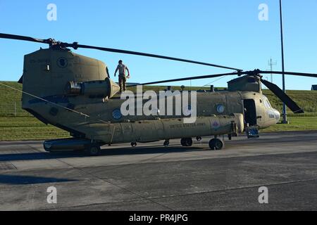 Un U.S. Esercito CH-47 elicottero Chinook siede sulla rampa di McGhee Tyson aria base nazionale, Tennessee. Il velivolo sono messe in scena nel Tennessee dell'Est per rispondere rapidamente, se necessario, dopo il passaggio dell uragano Firenze. Foto Stock