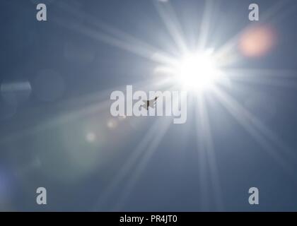 Un U.S. Air Force F-16D Fighting Falcon, assegnato per la 162ala, Arizona Air National Guard, vola sopra Namest Air Base, Repubblica Ceca, durante l'esercizio ampio sciopero 2018. L'assistenza fornita dalla United States Air Force per fissare il cielo aiuta a potenziare la Repubblica ceca è in grado di soddisfare i suoi obblighi NATO e a dispiegare e sostenere le forze professionali nelle attività multilaterali. Foto Stock