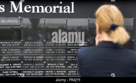 Un Team MacDill membro paga rispetti ai nomi di U.S. Il Comando Operazioni Speciali Memorial dopo un 9/11 memorial cerimonia tenutasi a MacDill Air Force Base Fla., Sett. 11, 2018. Il ricordo si è tenuta la cerimonia in onore di coloro che sono morti durante gli attacchi. Foto Stock