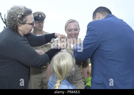 Nello stato di Washington (Sett. 14, 2018) - Capo Hospital Corpsman cantante Jenny, nativo di Glen Rock, Penn., è imperniata al rango di chief petty Officer (CPO) da suo marito, figli e madre durante l'Ospedale Navale di Bremerton (NHB) CPO pinning cerimonia. Durante la cerimonia, cinque marinai da NHB hanno ricevuto le ancore. Foto Stock