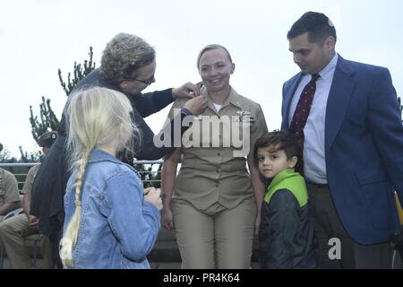 Nello stato di Washington (Sett. 14, 2018) - Capo Hospital Corpsman cantante Jenny, nativo di Glen Rock, Penn., è imperniata al rango di chief petty Officer (CPO) da suo marito, figli e madre durante l'Ospedale Navale di Bremerton (NHB) CPO pinning cerimonia. Durante la cerimonia, cinque marinai da NHB hanno ricevuto le ancore. Foto Stock