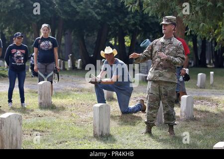 I soldati dell'Ingegnere xli Battaglione, 2° Brigata Team di combattimento, decimo Montagna divisione, volontariamente il loro tempo per ripulire il porto di astucci cimitero militare, in astucci Harbour, New York, 14 settembre 2018. Foto Stock