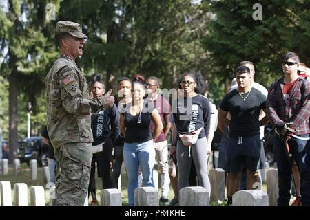 I soldati dell'Ingegnere xli Battaglione, 2° Brigata Team di combattimento, decimo Montagna divisione, volontariamente il loro tempo per ripulire il porto di astucci cimitero militare, in astucci Harbour, New York, 14 settembre 2018. Foto Stock