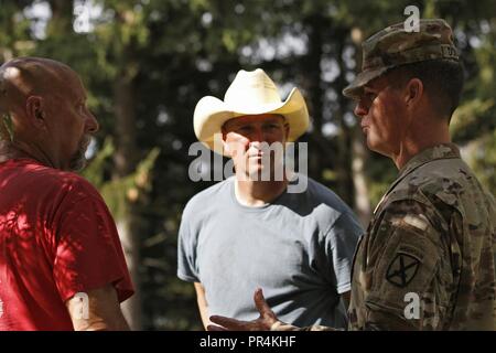 I soldati dell'Ingegnere xli Battaglione, 2° Brigata Team di combattimento, decimo Montagna divisione, volontariamente il loro tempo per ripulire il porto di astucci cimitero militare, in astucci Harbour, New York, 14 settembre 2018. Foto Stock