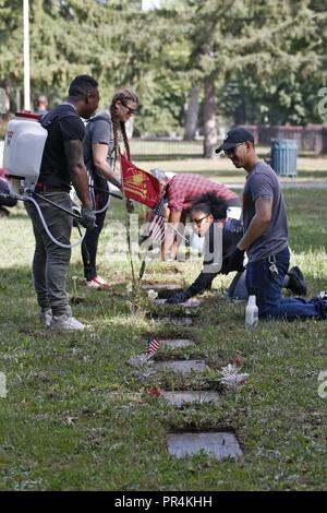 I soldati dell'Ingegnere xli Battaglione, 2° Brigata Team di combattimento, decimo Montagna divisione, volontariamente il loro tempo per ripulire il porto di astucci cimitero militare, in astucci Harbour, New York, 14 settembre 2018. Foto Stock