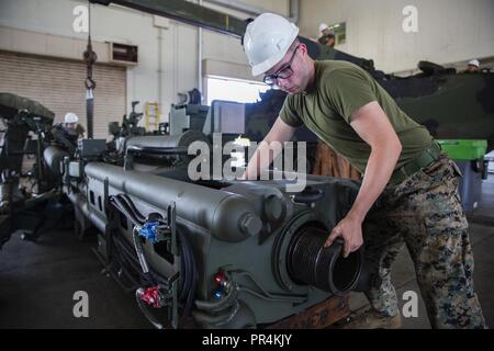 Cpl. Salvatore Ferrigno allinea un cannone tubo durante il riassemblaggio di un M777 A2 medie obice trainato sett. 14, 2018 a Camp Hansen, Okinawa, in Giappone. L armamento riparazione riparazioni di plotone armi nel supporto del 3° Battaglione, XII Reggimento Marine, terza divisione marine al fine di garantire la sicurezza dei Marines operando le armi. Ferrigno è un macchinista con armamento riparare il plotone, Ordnance impresa di manutenzione, 3° Battaglione di Manutenzione, Logistica di combattimento reggimento 35, terzo Marine Logistics Group ed è un nativo di Barnegat, New Jersey. Foto Stock