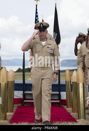 Porto, nello Stato di Washington (Sett. 14, 2018) - Capo Aircrewman navale (meccanico) Jonathan Collins, attualmente collegato al Patrol Squadron (VP) 69, è bonged come chief petty Officer (CPO) durante la Naval Air Station Whidbey Island (NASWI) CPO Pinning cerimonia. Collins avrà presto un cambiamento permanente della stazione a VP-46. La cerimonia segna la prima iterazione del marinaio 360 e il culmine di un periodo di sei settimane di lunga e intensa del ciclo di formazione che è stata costruita al largo di quasi due secoli e mezzo di patrimonio navale e 125 anni di tradizione di OPC. VP-46 ha recentemente tornato da Rim del Pacifico esercizio e Foto Stock