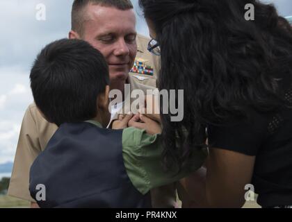 Porto, nello Stato di Washington (Sett. 14, 2018) - Capo di aviazione meccanico strutturale Kevin Leonard ha il suo imbrattata ancore riposte su da sua moglie e suo figlio durante la Naval Air Station Whidbey Island (NASWI) Chief Petty Officer (CPO) Cerimonia di pinning. La cerimonia segna la prima iterazione del marinaio 360 e il culmine di un periodo di sei settimane di lunga e intensa del ciclo di formazione che è stata costruita al largo di quasi due secoli e mezzo di patrimonio navale e 125 anni di tradizione di OPC. VP-46 ha recentemente tornato da Rim del Pacifico esercizio ed è attualmente di stanza a NASWI. Il 'Cavalieri grigio' sono in preparazione per un upcomi Foto Stock