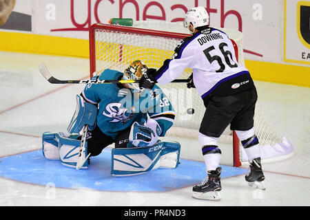 Loveland, Colorado, Stati Uniti d'America. 28 Sep, 2018. Colorado Eagles avanti Grayson Downing (56) segna un gol contro il San Jose Barracuda goaltender Josef Korenar (32) nel terzo periodo di loro AHL hockey gioco presso la Budweiser Eventi Centro in Loveland, Colorado. San Jose ha vinto 5-3. Russell Hons/CSM/Alamy Live News Foto Stock