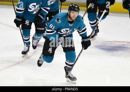 Loveland, Colorado, Stati Uniti d'America. 28 Sep, 2018. San Jose Barracuda defenceman Jeremy Roy (81) pattini fuori dal ghiaccio dopo un goal nel primo periodo del loro gioco contro il Colorado Aquile in AHL hockey presso la Budweiser Eventi Centro in Loveland, Colorado. San Jose ha vinto 5-3. Russell Hons/CSM/Alamy Live News Foto Stock