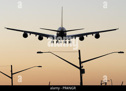 Richmond, British Columbia, Canada. 28 Sep, 2018. Un British Airways Airbus A380-800 (G-XLEE) wide-body superjumbo aereo jet, stagliano dal sole al tramonto, sulla breve avvicinamento finale per l'atterraggio. Credito: Bayne Stanley/ZUMA filo/Alamy Live News Foto Stock